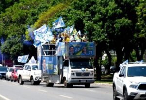 Apoiadores e lideranças políticas participam de carreata de Celina Leão no Taguaparque, em Taguatinga, no Distrito Federal.