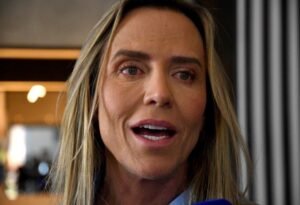 A governadora do Distrito Federal, Celina Leão, em imagem relacionada ao balanço de gestão e às propostas para saúde e segurança pública.