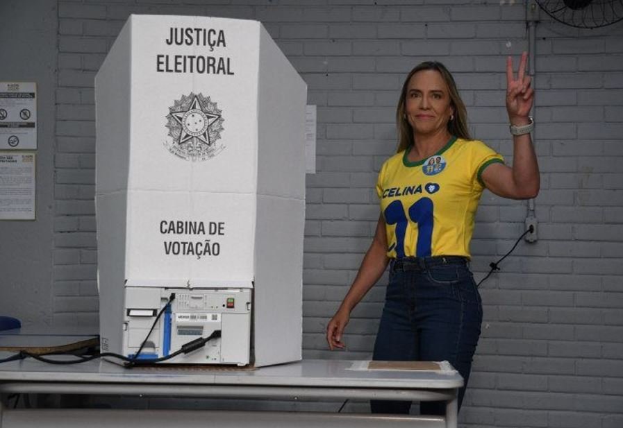 Celina Leão vota no Centro de Ensino Fundamental 01 do Lago Norte, no Distrito Federal.