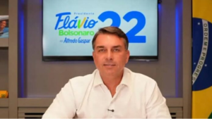 Flávio Bolsonaro em imagem associada a uma transmissão ao vivo