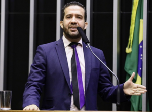 André Janones é internado na UTI com arritmia cardíaca