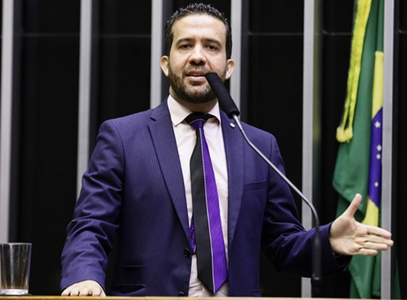 André Janones é internado na UTI com arritmia cardíaca