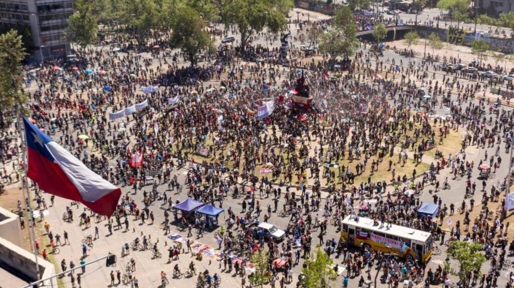 Chile registra 110 detidos após protestos no aniversário da revolta social de 2019