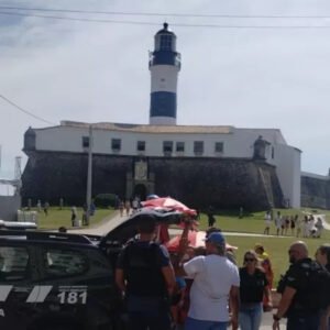 dupla é presa por usar pintura corporal para extorquir turistas em salvador (1)