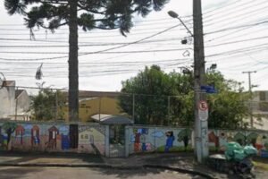 Homem armado invade escola em Curitiba e crianças são mantidas no local; polícia negocia saída