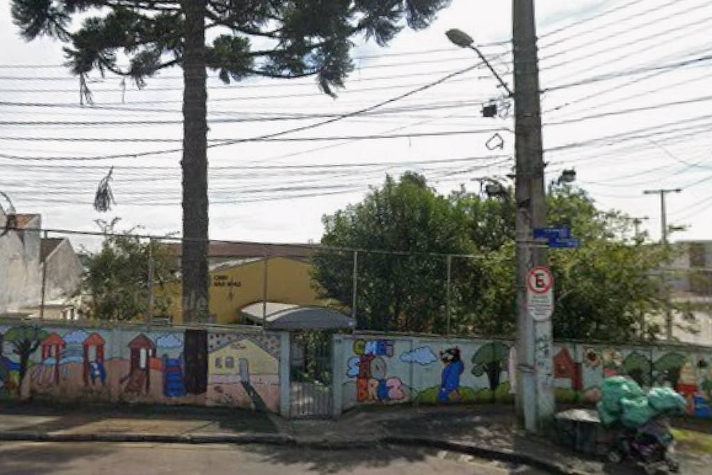 Homem armado invade escola em Curitiba e crianças são mantidas no local; polícia negocia saída