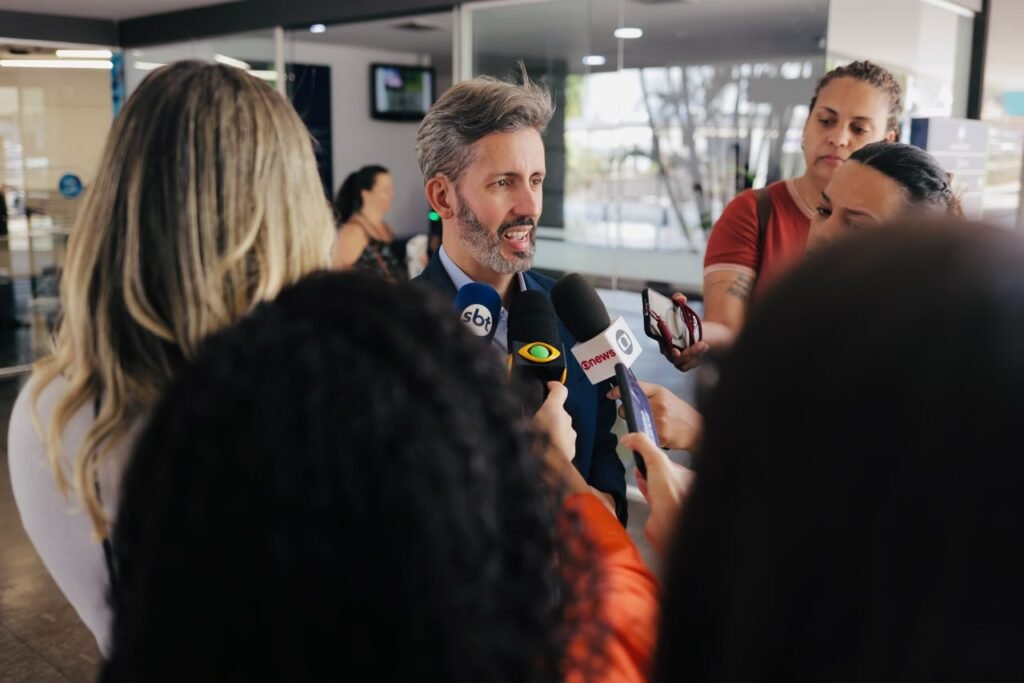 Grass cobra Celina nos debates e questiona situação jurídica da adversária
