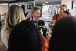 Grass cobra Celina nos debates e questiona situação jurídica da adversária