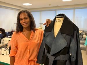 Projeto aposta na sustentabilidade e impacto social para dar um novo significado para peças de jeans que seriam descartadas