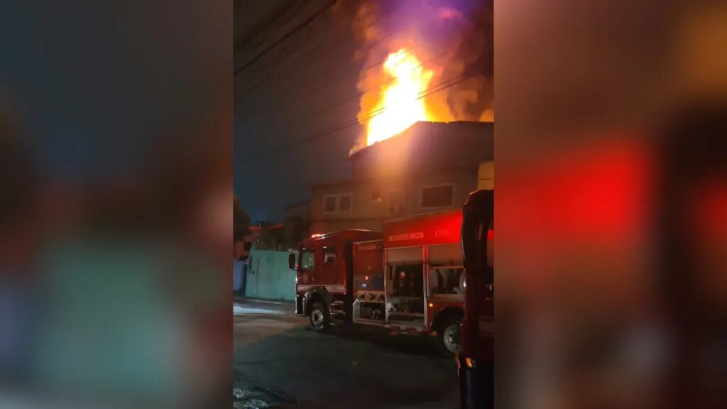 Incêndio de grandes proporções atinge fábrica no Jabaquara, na zona sul de São Paulo