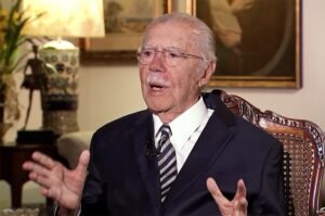 Ex-presidente José Sarney é internado após dores e procedimento abdominal