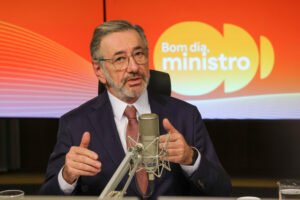 Negociações sobre tarifaço continuam sem interferência eleitoral, diz ministro