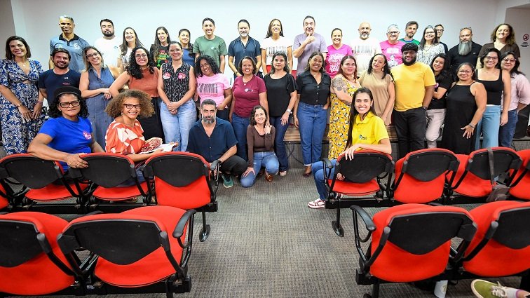 Professores da rede pública do DF paralisam atividades nesta quarta-feira
