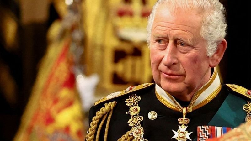 Charles III inicia visita delicada ao Caribe em meio a apelos por reparações pela escravidão