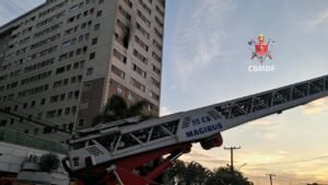 Incêndio atinge apartamento no 7º andar em Taguatinga Norte