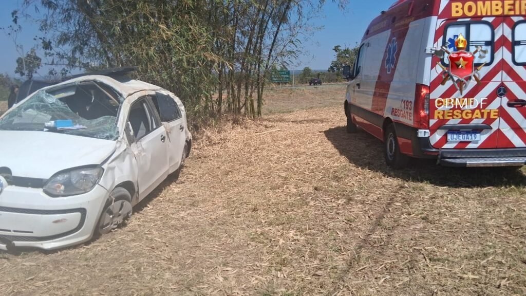 Condutora fica ferida após capotar carro no Lago Oeste