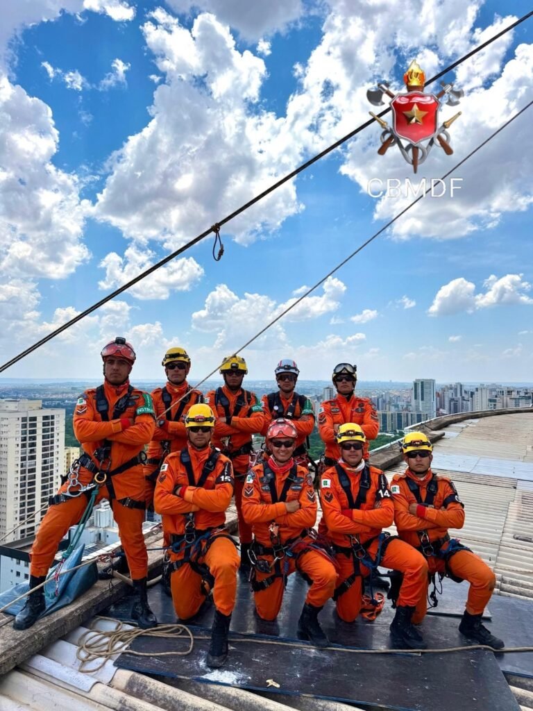 Bombeiros treinam resgate em altura com tirolesa entre prédios de Águas Claras