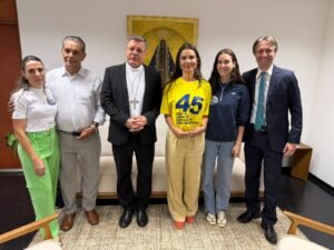 Com dois dias para a eleição, Paula Belmonte recebe bênção de Dom Paulo Cezar