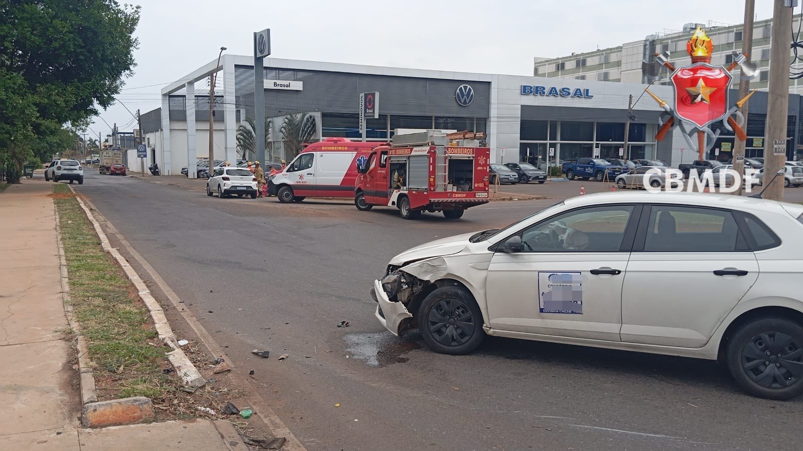 Acidente entre dois carros deixa duas pessoas feridas no Pistão Sul