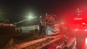 Ônibus bate em parada e deixa dois passageiros feridos na EPIA Norte