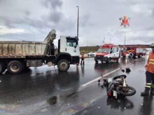 Motociclista fica ferido após bater contra caminhão na EPTG