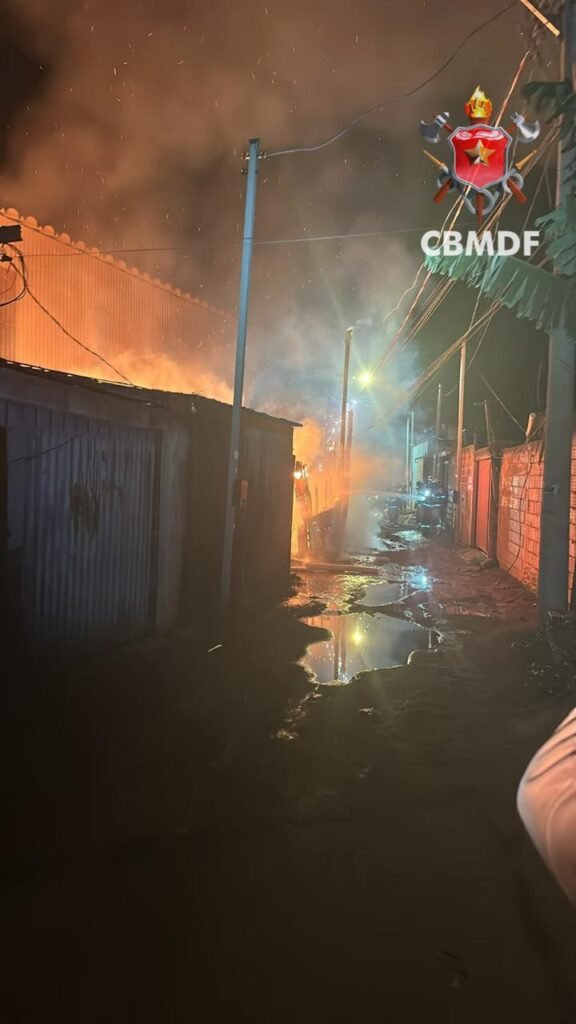 Incêndio atinge residência de madeira na região do SIA, no DF