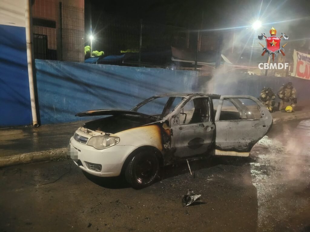Fiat Palio pega fogo durante a madrugada no Guará II