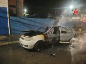 Fiat Palio pega fogo durante a madrugada no Guará II