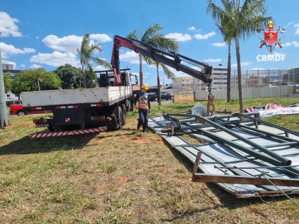 Outdoor cai durante instalação e atinge carro na EPNB