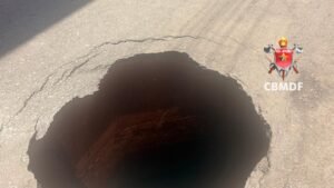 Cratera de quatro metros de profundidade é isolada na 714 Norte