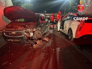 Colisão entre três carros deixa motorista ferida na Asa Sul
