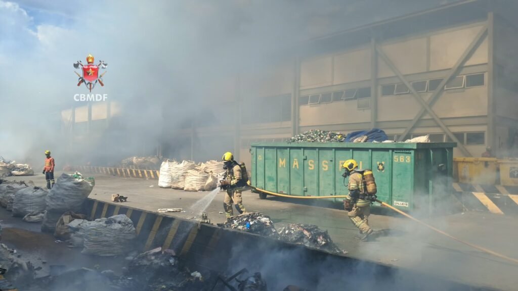 Incêndio de grandes proporções atinge cooperativa de reciclagem no DF