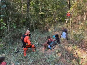 Bombeiros resgatam dois homens e uma mulher em cachoeira de Sobradinho