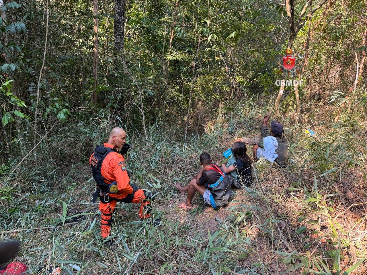 Bombeiros resgatam dois homens e uma mulher em cachoeira de Sobradinho