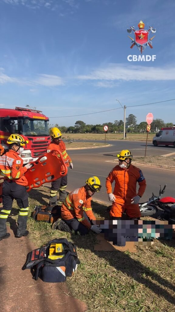 Motociclista fica ferido após bater contra poste no Paranoá