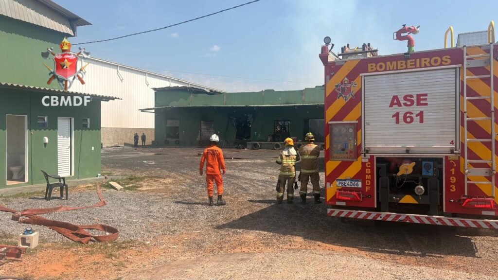 Bombeiros mantêm monitoramento de galpão incendiado em Ceilândia