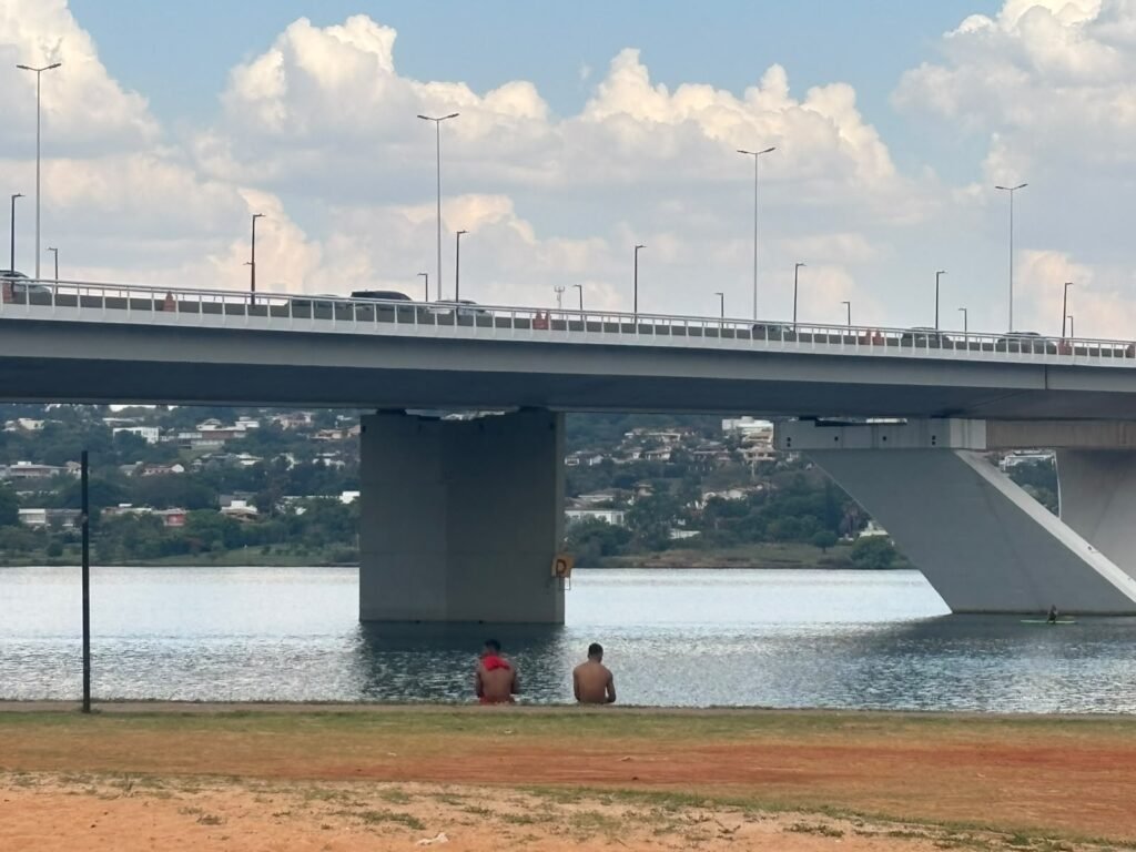 Falta de sinalização no Lago Paranoá motiva cobranças após morte de jovem perto da Ponte JK