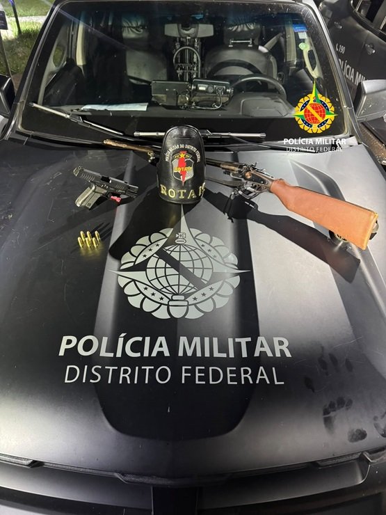 ROTAM apreende pistola e espingarda após ocupantes de veículo fugirem em Santa Maria