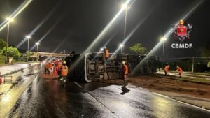 Carreta com encomendas tomba na EPIA Sul e bloqueia cinco faixas
