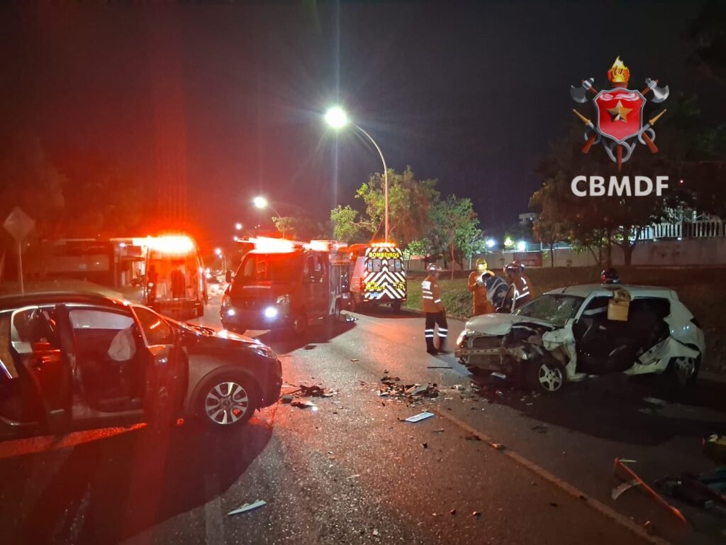 Batida na Asa Norte deixa quatro feridos e exige resgate de duas pessoas retidas nos carros