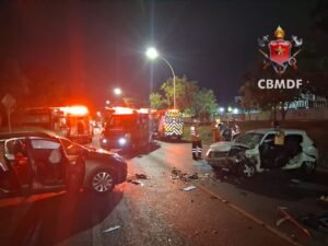 Batida na Asa Norte deixa quatro feridos e exige resgate de duas pessoas retidas nos carros