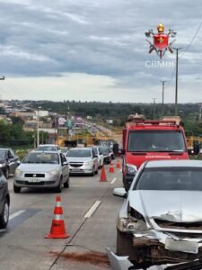 Colisão entre três carros deixa passageira ferida na Via Estrutural