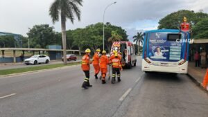 Ônibus atinge duas pessoas na Asa Sul; vítimas são levadas conscientes ao hospital