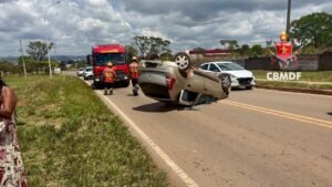 Acidente entre dois carros termina em capotamento em Sobradinho