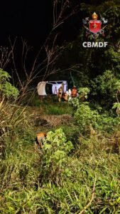 Carro capota em área de difícil acesso e deixa quatro feridos em Brazlândia