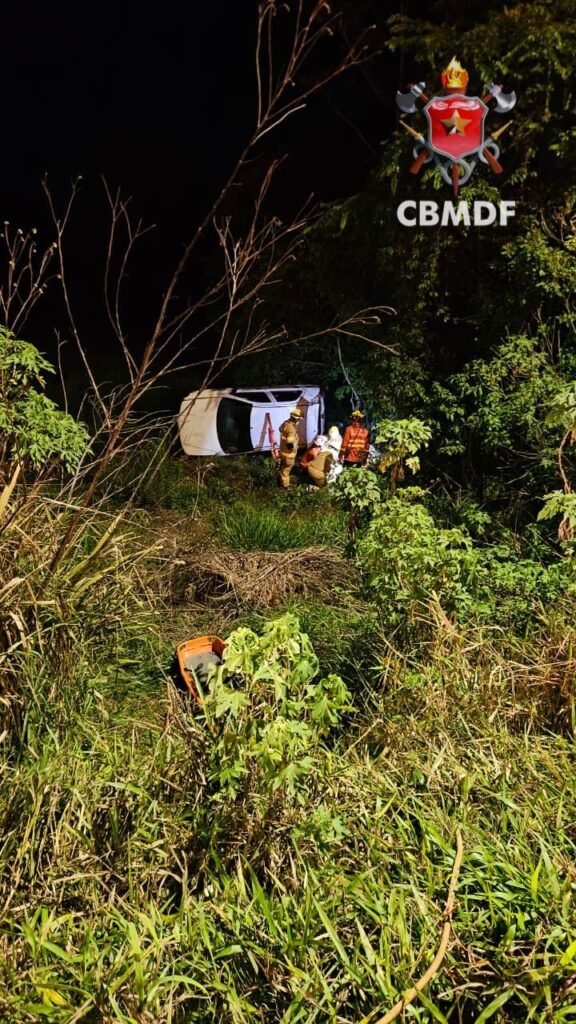 Carro capota em área de difícil acesso e deixa quatro feridos em Brazlândia