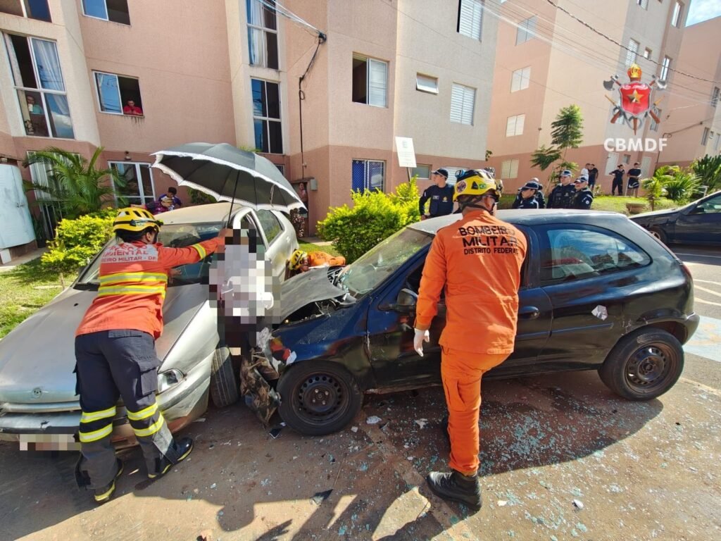 Homem fica prensado entre dois carros e sofre fratura em São Sebastião
