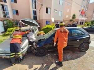 Homem fica prensado entre dois carros e sofre fratura em São Sebastião