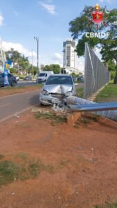 Carro derruba poste e deixa via parcialmente interditada no Pistão Sul