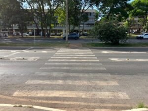 Falta de sinalização dificulta travessia de pedestres no DF